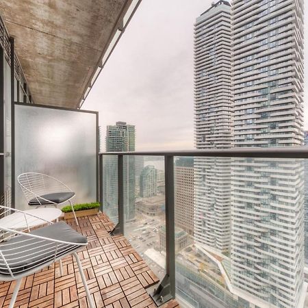 Stylish Newly Furnished Condo With Beautiful Lake View 토론토 외부 사진