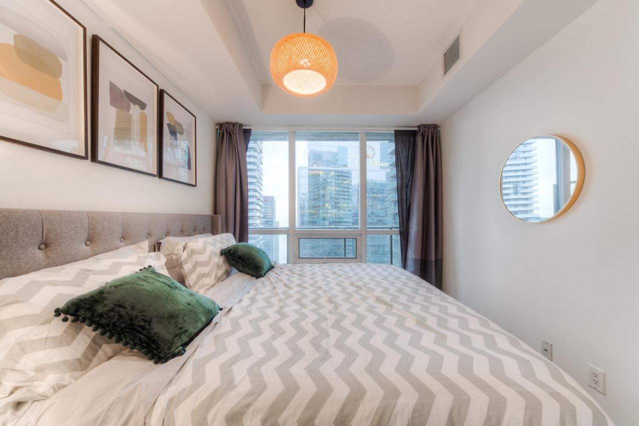 Stylish Newly Furnished Condo With Beautiful Lake View 토론토 외부 사진