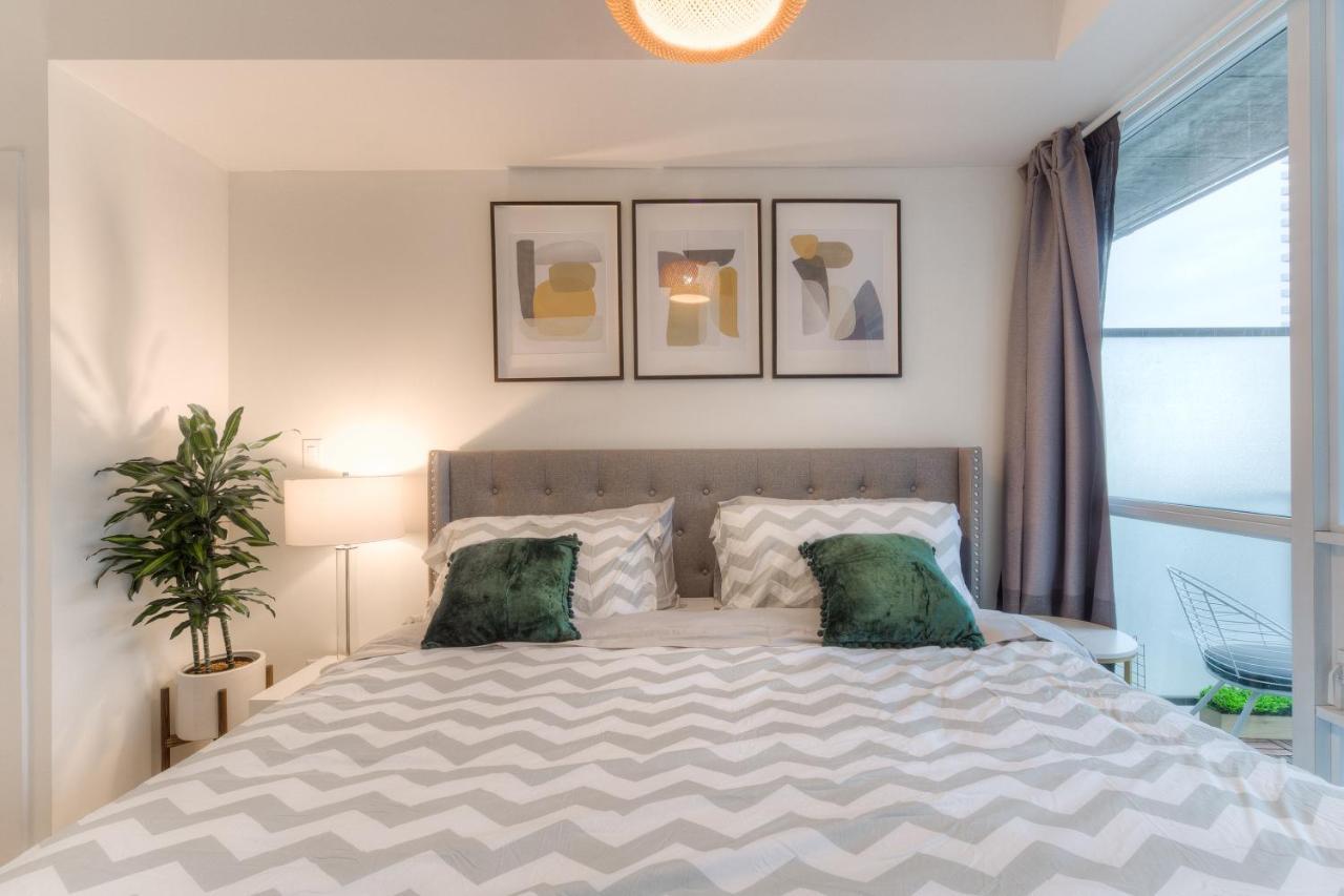 Stylish Newly Furnished Condo With Beautiful Lake View 토론토 외부 사진