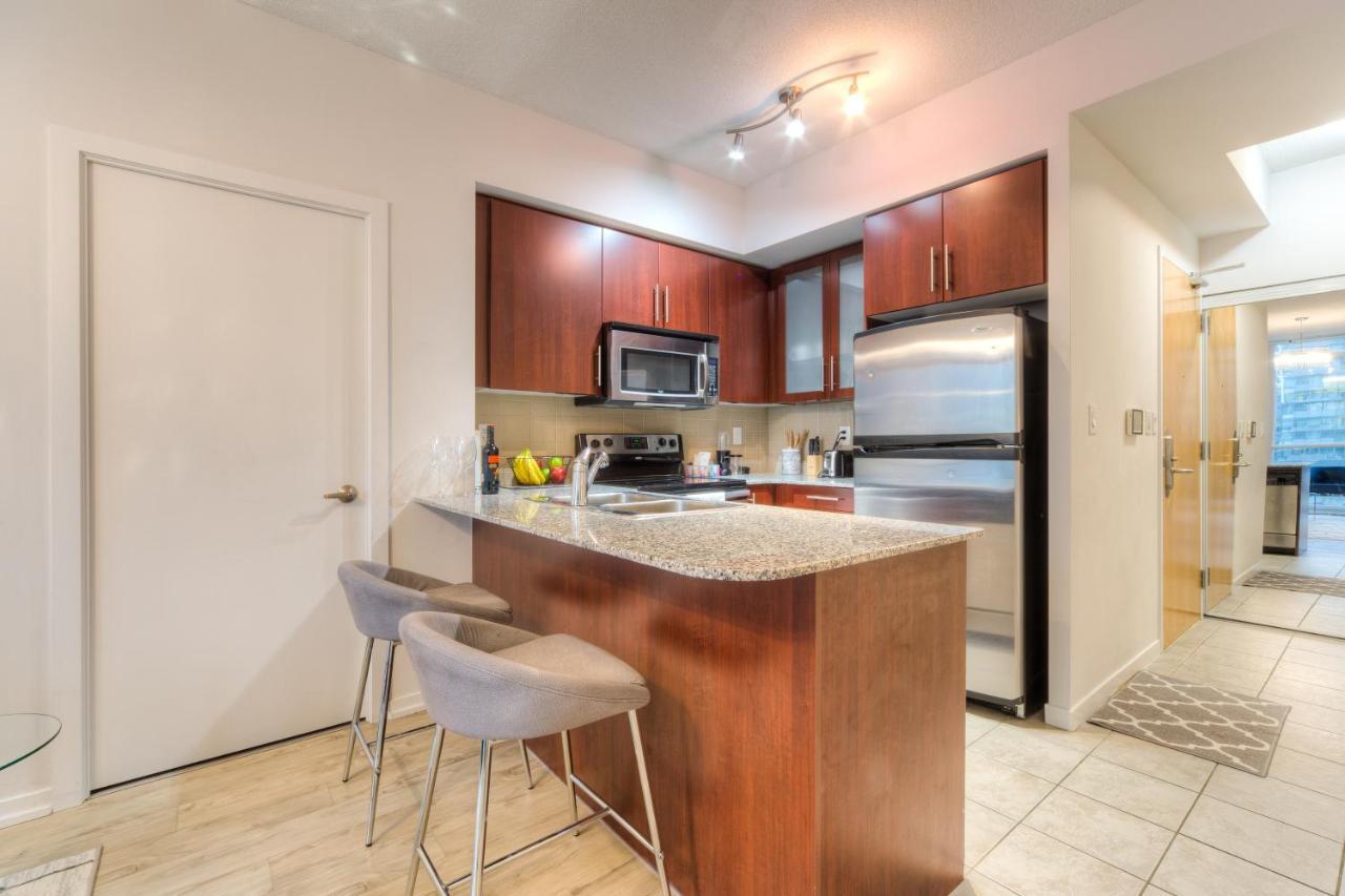 Stylish Newly Furnished Condo With Beautiful Lake View 토론토 외부 사진