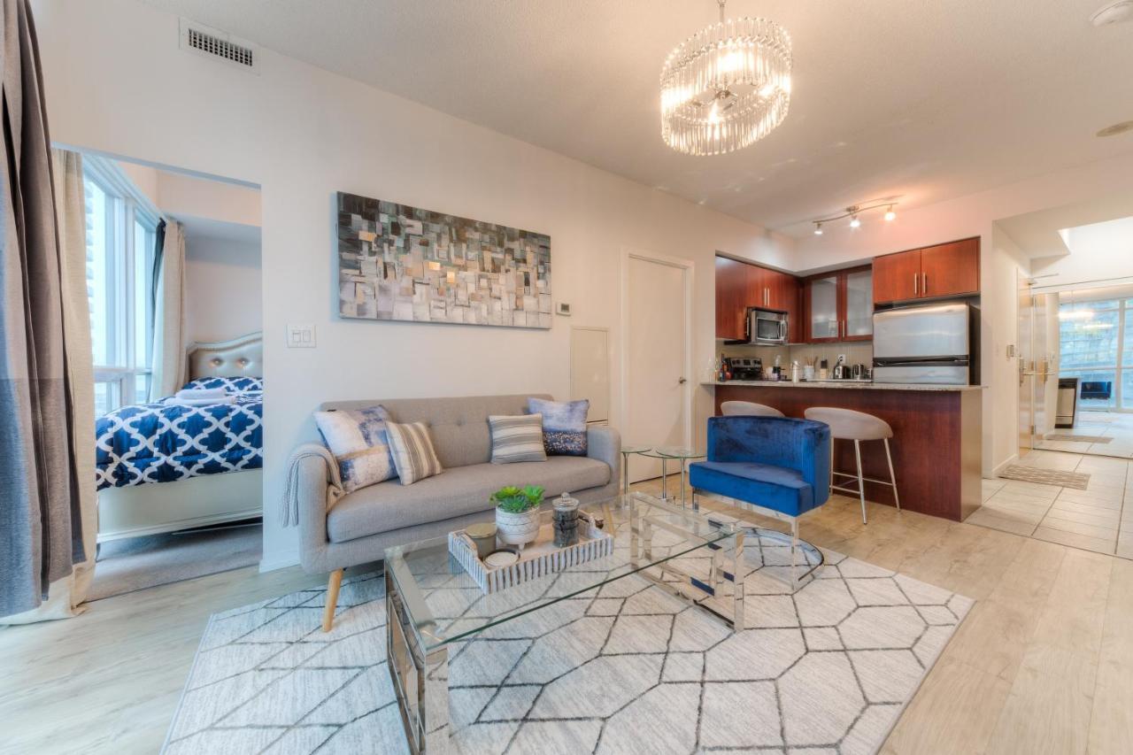 Stylish Newly Furnished Condo With Beautiful Lake View 토론토 외부 사진