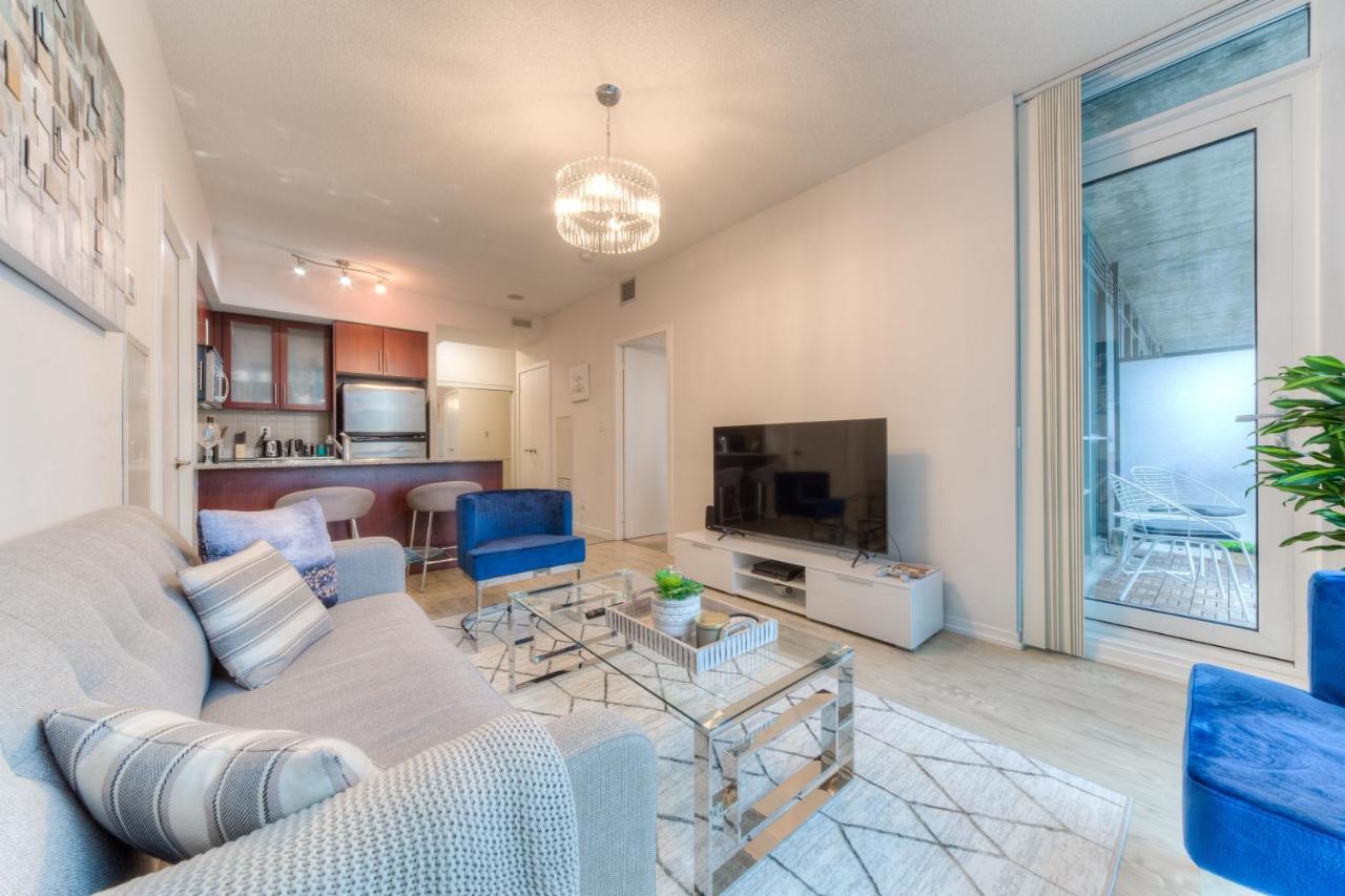 Stylish Newly Furnished Condo With Beautiful Lake View 토론토 외부 사진