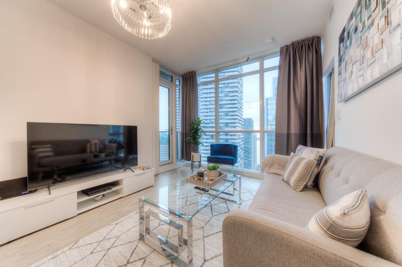 Stylish Newly Furnished Condo With Beautiful Lake View 토론토 외부 사진