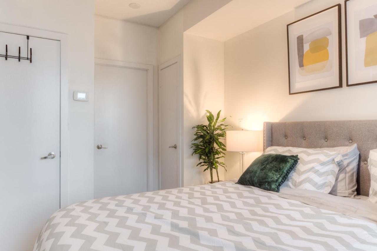 Stylish Newly Furnished Condo With Beautiful Lake View 토론토 외부 사진
