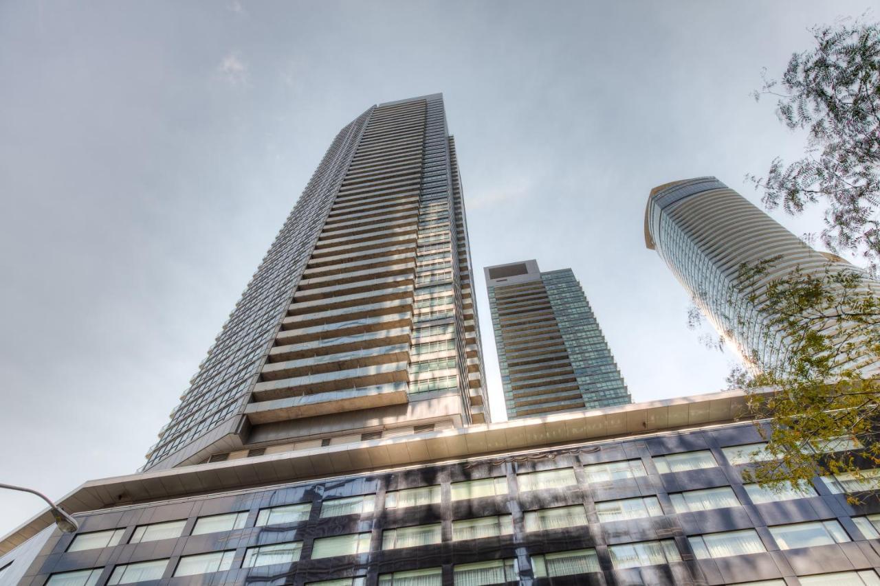 Stylish Newly Furnished Condo With Beautiful Lake View 토론토 외부 사진