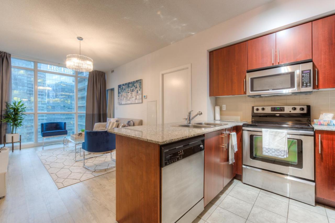 Stylish Newly Furnished Condo With Beautiful Lake View 토론토 외부 사진
