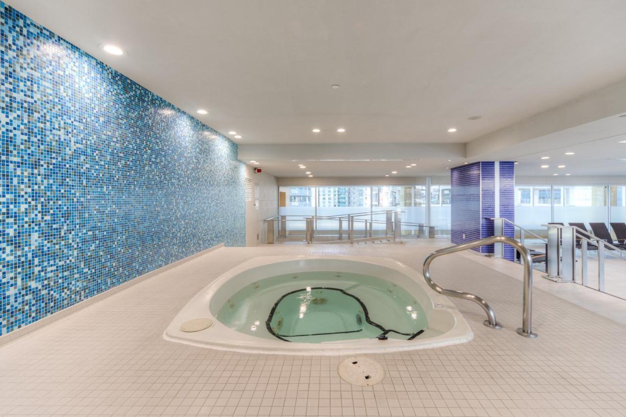 Stylish Newly Furnished Condo With Beautiful Lake View 토론토 외부 사진