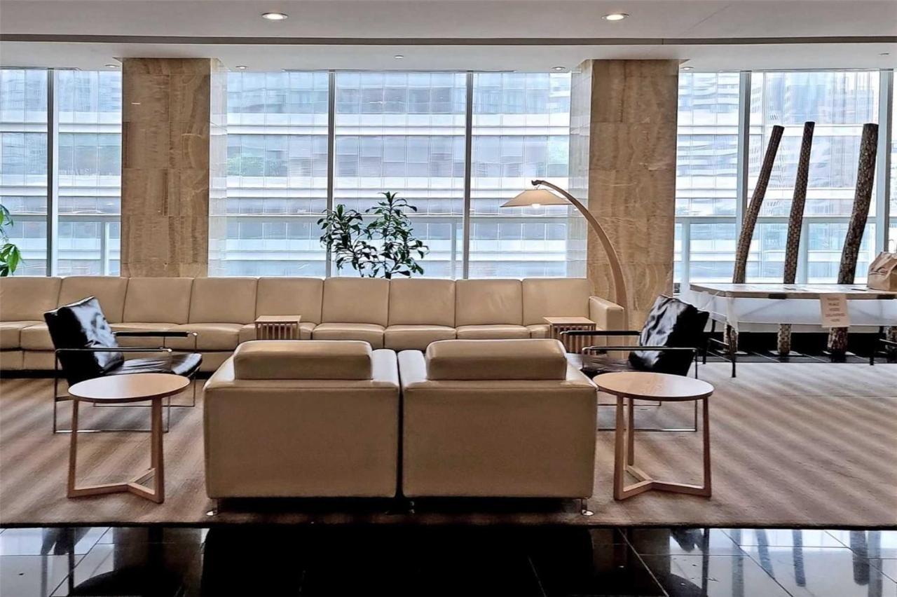 Stylish Newly Furnished Condo With Beautiful Lake View 토론토 외부 사진