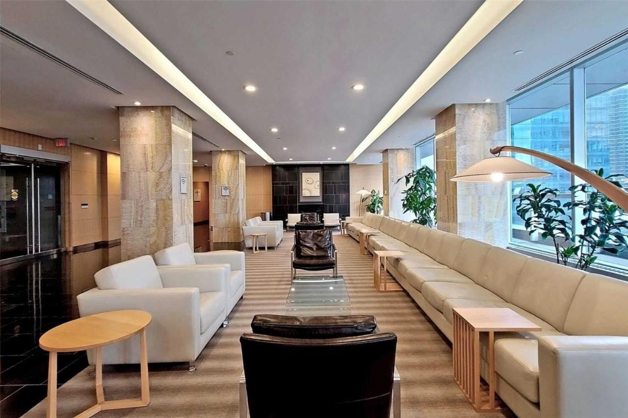 Stylish Newly Furnished Condo With Beautiful Lake View 토론토 외부 사진